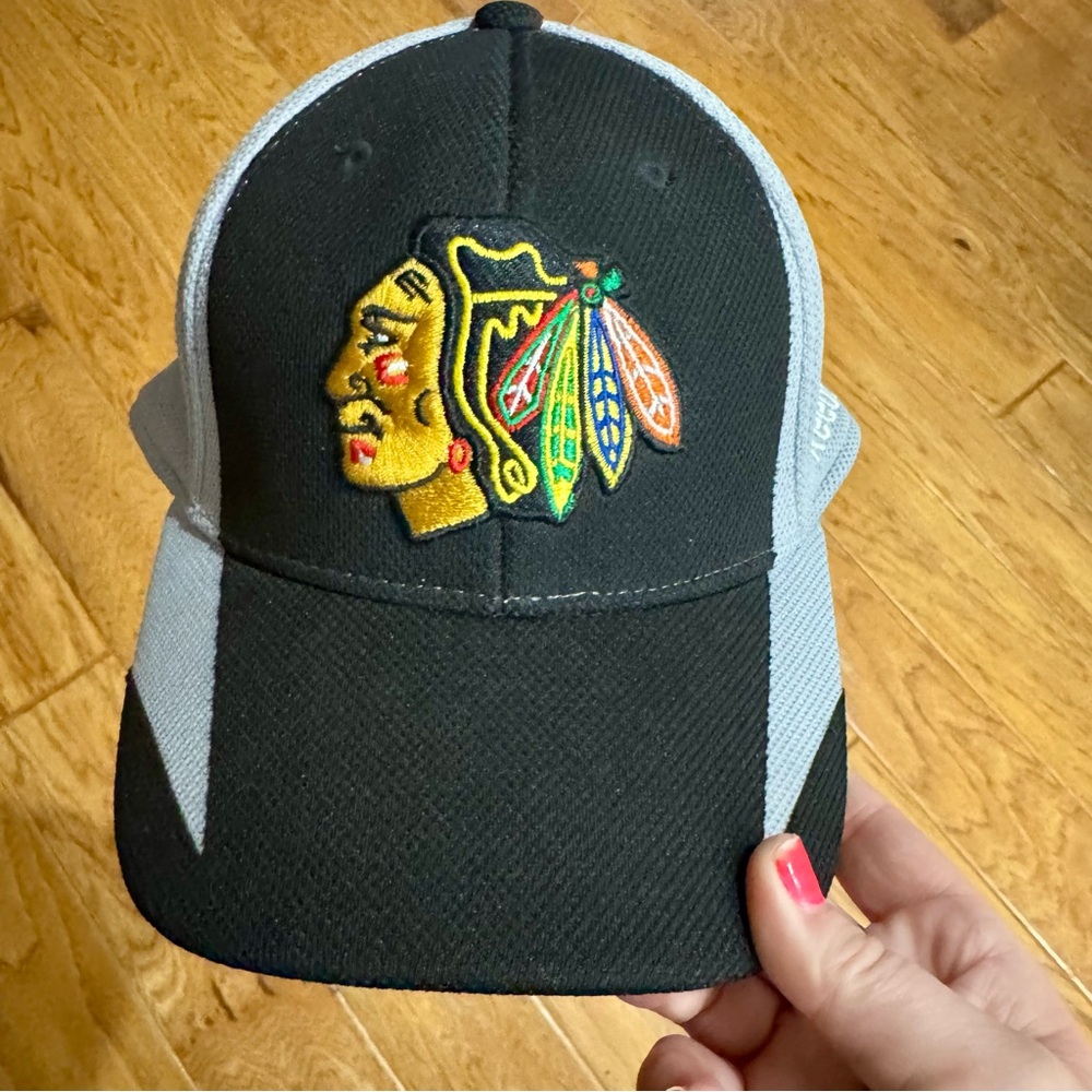 Reebok NHL Chicago Blackhawks Flex Cap Adult Size S/M Black Gray Logo Patch Hat